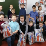 Свыше тысячи детей из Ольского и Хасынского городских округов получили подарки и поздравления от колымских депутатов
