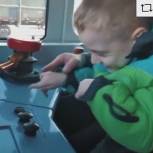 «Елка желаний»: 7-летний Ярослав побывал в роли машиниста поезда