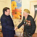 Сергей Чурсинов поздравил ветерана из села Пелагиада с Новым годом