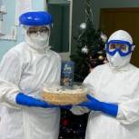 Депутаты и волонтеры «Единой России» привезли подарки медикам, работающим в «красной зоне»
