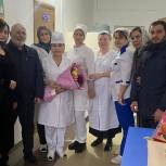 Депутаты и волонтеры «Единой России» передали подарки для детей медиков и персонала «красных зон»
