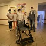 Олег Лактионов передал инвалидное кресло Красногвардейской больнице