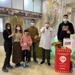 Молодогвардейцы Москвы передали «Коробку храбрости» в детскую больницу им. З.А. Башляевой