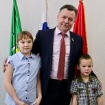 Партийцы города Верхнеуральска присоединились к партийной елке желаний