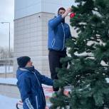 Активисты «Единой России» помогли украсить стационары больниц к Новому году по всей стране