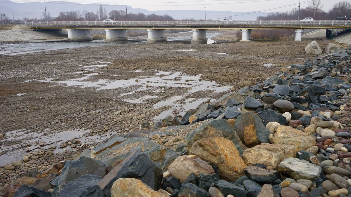 Более 5 км дамбы отремонтировали в КЧР на реке Аксаут
