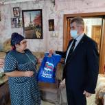 Секретарь Волжского местного районного отделения Партии вручил подарки ветеранам