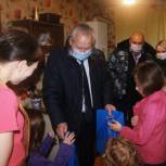 Активисты «Единой России» помогли многодетной кардымовской семье встретить Новый год в тепле