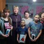 Сторонники партии принесли новогодние подарки детям в Ашинском районе