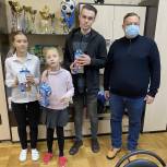 Депутат Максим Колесников поздравил школьников с наступающим праздником