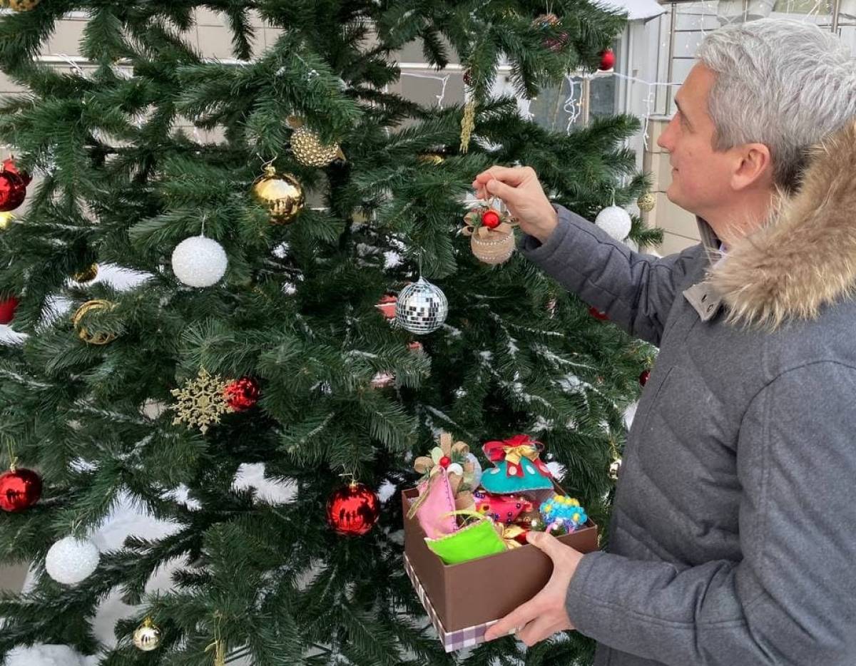 Волонтёры юга Москвы украсили к Новому году одно из отделений онкоцентра  имени Н. Н. Блохина