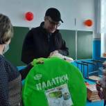 Депутат регионального парламента Евгений Дубовский помог обновить фонд игрушек в Хмаровской школе
