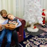 Дмитрий Кобылкин передал подарки к Новому году детям с ограниченными возможностями здоровья из Надыма