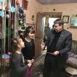 Сенатор от Крыма Сергей Цеков вручил подарки детям из Бахчисарая и Черноморского
