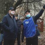 Вадим Супиков помог провести опиловку аварийных деревьев возле жилых домов