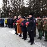 Чебаркуль: В День героев Отечества партийный актив возложил цветы к памятнику неизвестного солдата