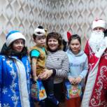 В Федоровском районе волонтеры «Нашей заботы» поздравили детей медицинских работников на дому