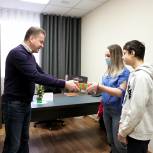 Сенатор Совета Федерации подарил тюменской семье ноутбук
