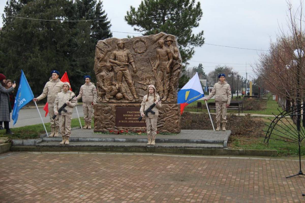 В селе Красногвардейском открыли памятник участникам боевых действий