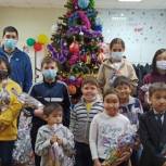 Дмитрий Сангаджиев вручил новогодние подарки детям из малообеспеченных семей