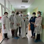 Единороссы Зерноградского района передали подарки детям и угощения врачам в педиатрическое отделение районной больницы
