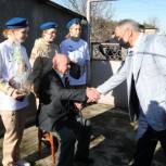 Владимир Константинов поздравил ветерана Великой Отечественной войны с Новым годом