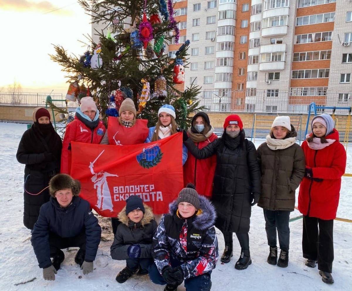 Добровольцы Волонтерского центра установили новогоднюю ель во дворе дома,  где проживают ветераны и участники войны