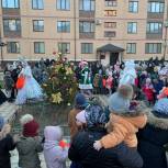 Единороссы Кизляра организовали акцию "Новый год во дворе"