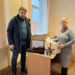 Петрозаводская школа № 3 передала для бойцов СВО посылки с теплыми вещами, которые связали ученицы на уроках труда