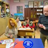 Активисты «Единой России» организовали для химчан мастер-класс по народной росписи