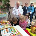 Депутаты Долгопрудного подарили малышам «Коробку храбрости»