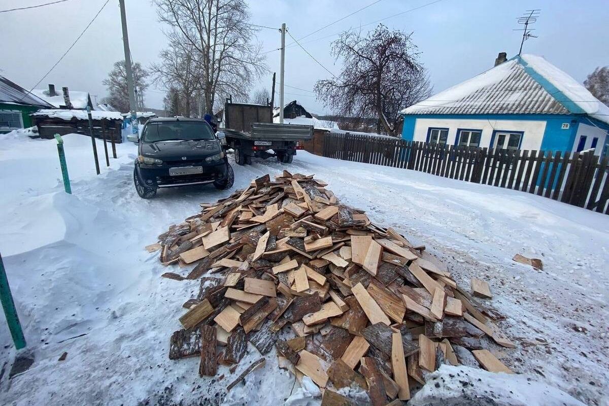 Прокопьевские единороссы привезли дрова семье мобилизованного | 26.12.2022  | Кемерово - БезФормата