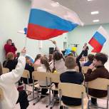 В Оленегорске депутаты «Единой России» провели для детей праздничный концерт и рассказали об истории государственного праздника