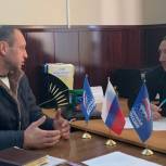 Депутат Максим Гелас обсудил вопросы помощи мобилизованным и членам их семьей с жителями Мартыновского района