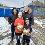 Роман Чекед поздравил с наступающими новогодними праздниками маленьких жителей Беловского района, прибывших из ДНР