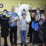 Представители "Единой России" в день рождения партии навестили детские учреждения региона