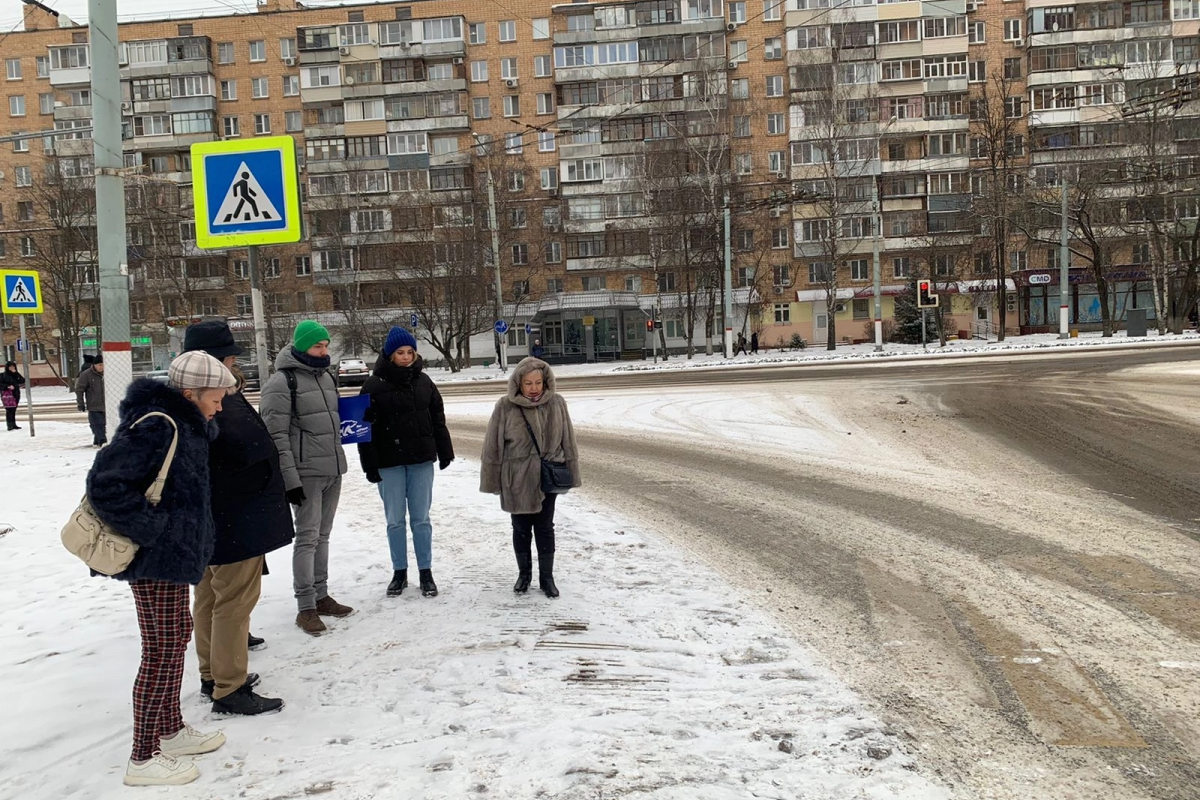 Переход на народной. Пешеходный переход. Пешеход на переход. Пешеходный переход фото.