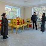 Депутат Заур Расулов проверил ход работ по капремонту дошкольного учреждения в Каспийске