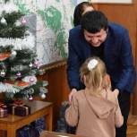 «Единая Россия» дарит детям подарки с «Ёлки желаний»