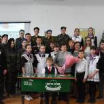 «Единая Россия» установила в регионах Парты Героев, которые рассказывают детям о погибших воинах и о тех, кто продолжает выполнять воинский долг