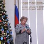Сенатор Оксана Хлякина присоединилась к новогодней акции «Ёлка желаний»