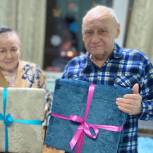 Марина Белькова вручила новогодний подарок семье пенсионеров, проживающих в ПВР