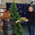 В библиотеке Ульяновска при содействии «Единой России» появилась ёлка с новогодними игрушками