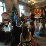 Единороссы проводят праздничные мероприятия и дарят подарки детям