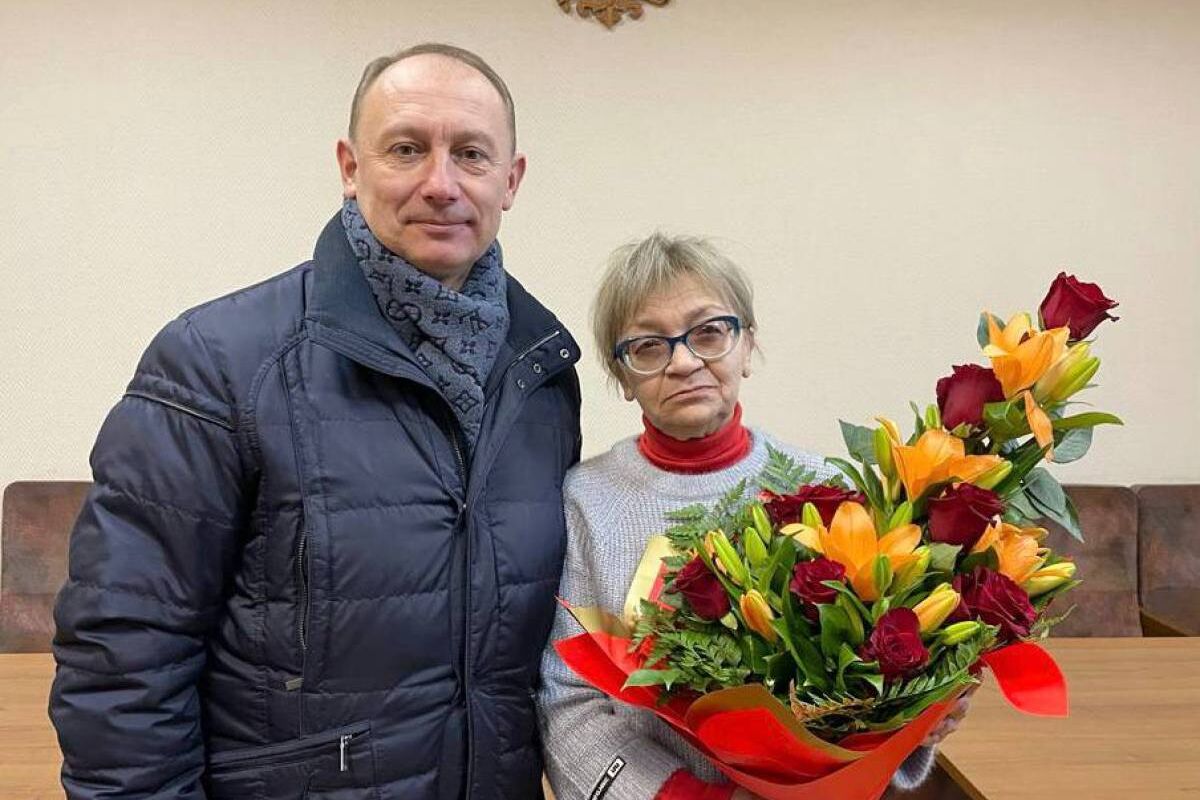 Фортепиано, игрушки и цветы: петербургские единороссы в преддверии Нового  года навестили семьи мобилизованных петербуржцев