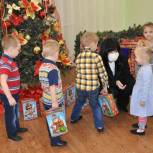 Депутат Юлия Исакова вручила новогодние подарки воспитанникам Социального приюта для детей и подростков в Ростове