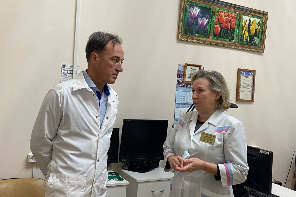 Алексей Хейфец провел осмотр оборудования по реабилитации в Городской детской больнице
