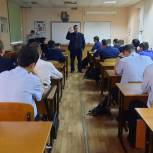 Единороссы провели викторину среди студентов на знание Конституции РФ