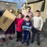 Виктория Родина подарила телевизор многодетной семье из предгорного села