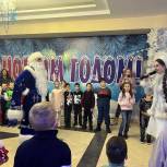 «Единая Россия» дарит подарки детям и проводит предновогодние акции в регионах